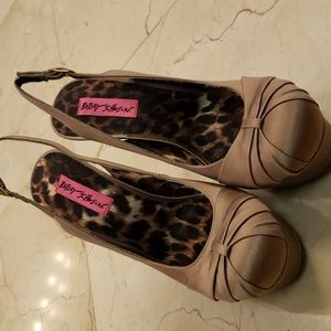 Betsey Johnson Zealand Nude Satin slingback, 8.5